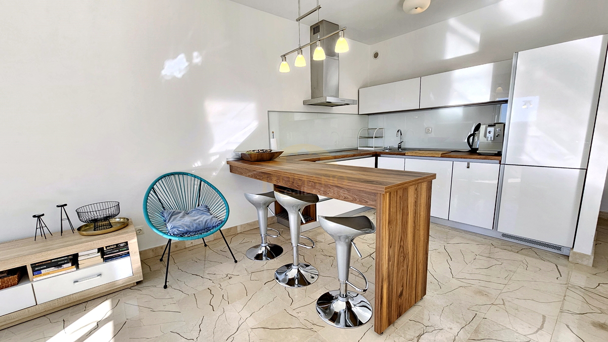 Ampio appartamento con due camere da letto e vista aperta sul mare – Trogir, Balan